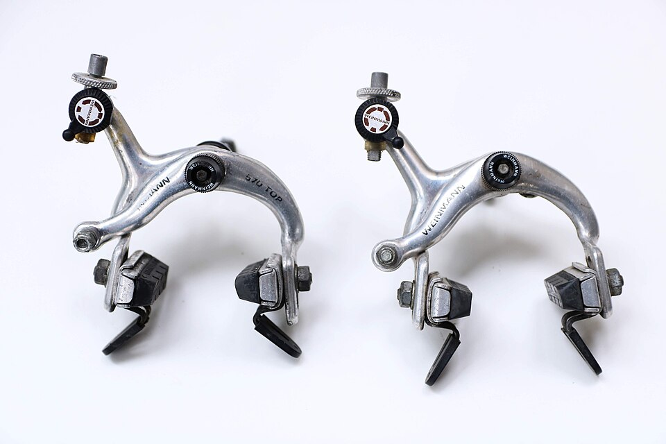 Illustration: Disc Brakes vs Rim Brakes: Quick Verdict