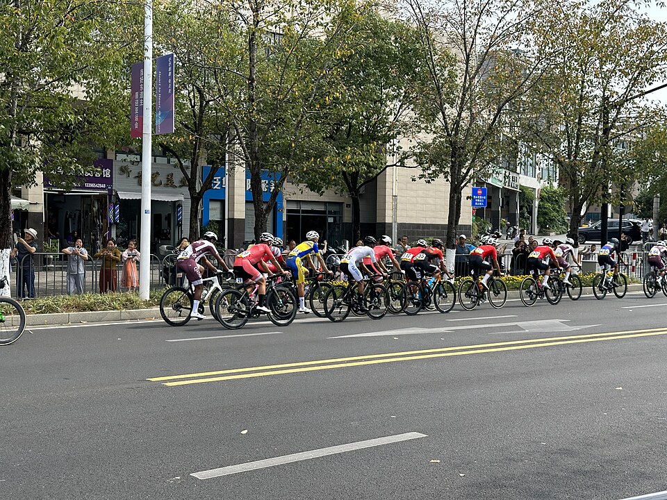 Illustration: How Much Should You Drink During a Road Cycling Ride?