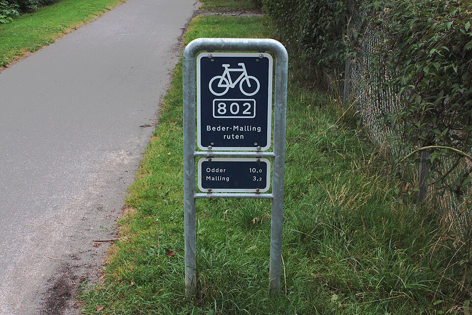 Illustration: Intermediate Cycling Routes: Rolling Hills and Scenic Challenges