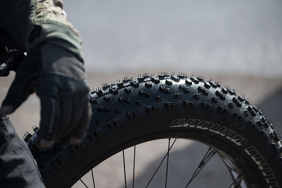 Illustration: Tubeless vs. Tubes and Rim Type Considerations Illustration: Tubeless vs. Tubes and Rim Type Considerations